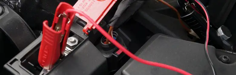 AGM Autobatterie laden Ladegerät richtig angeschlossen rote und schwarze Krokodilklemme