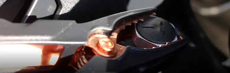 Autobatterie laden Massepol Masseanschluss im Fahrzeug mit Batterieklemme