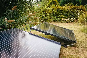 Yuma Flat 800 Garten-Mini-Solaranlage-Plug-und-Play-PV-Anlage-mit-zwei-monokristallinen-Solarmodulen-auf-Wiese-seitlich_w350