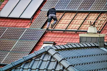 PV-Anlage auf dem Dach - teilweise gebäudeintegriert heizt sich mehr auf als freistehend Solaranlagen